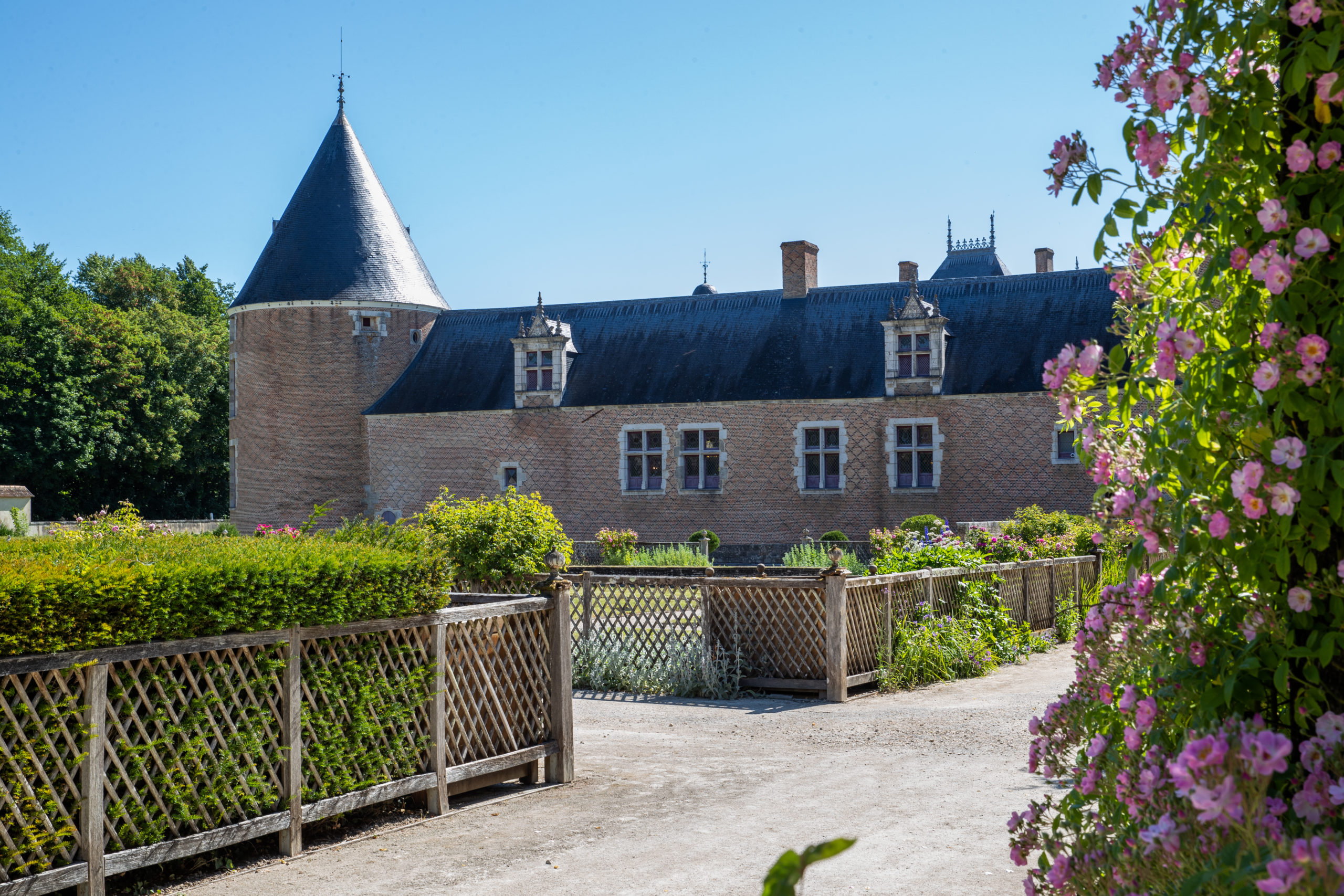 Le Chateau De Chamerolles La Route De La Rose Du Loiret Le Chateau De Chamerolles La Route De La Rose Du Loiret