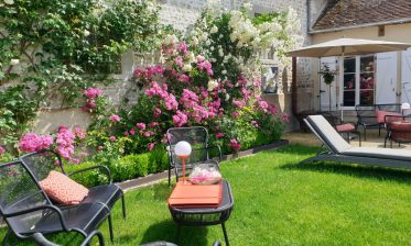 la-route-de-la-rose-restaurant-le-lancelot-2019-loiret-jardin-2-992px-1030x773